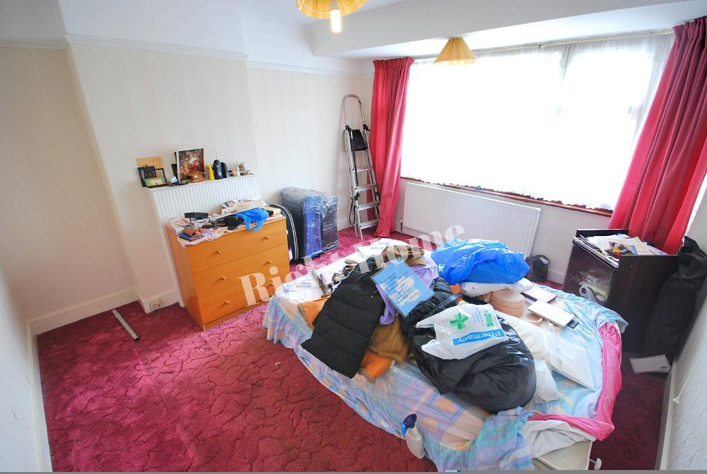 3 Bedroom MID TERRACED for Sale in WEMBLEY, HA0 1SQ