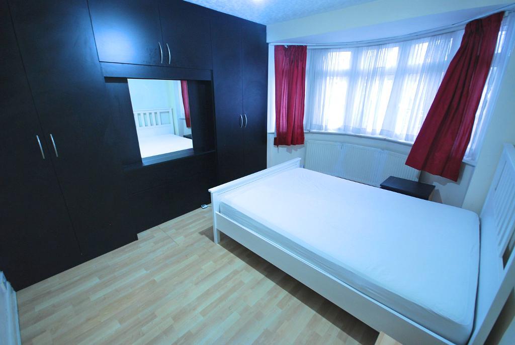 4 Bedroom MID TERRACED to Rent in PERIVALE, UB6 7DN