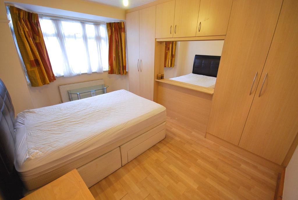 4 Bedroom MID TERRACED to Rent in PERIVALE, UB6 7DN