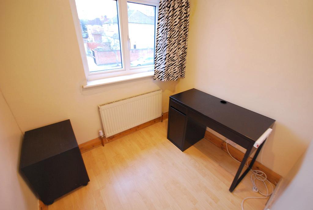 4 Bedroom MID TERRACED to Rent in PERIVALE, UB6 7DN