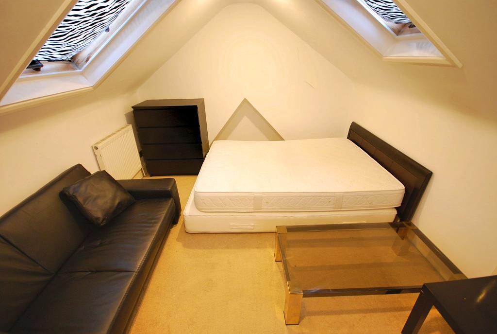 4 Bedroom MID TERRACED to Rent in PERIVALE, UB6 7DN