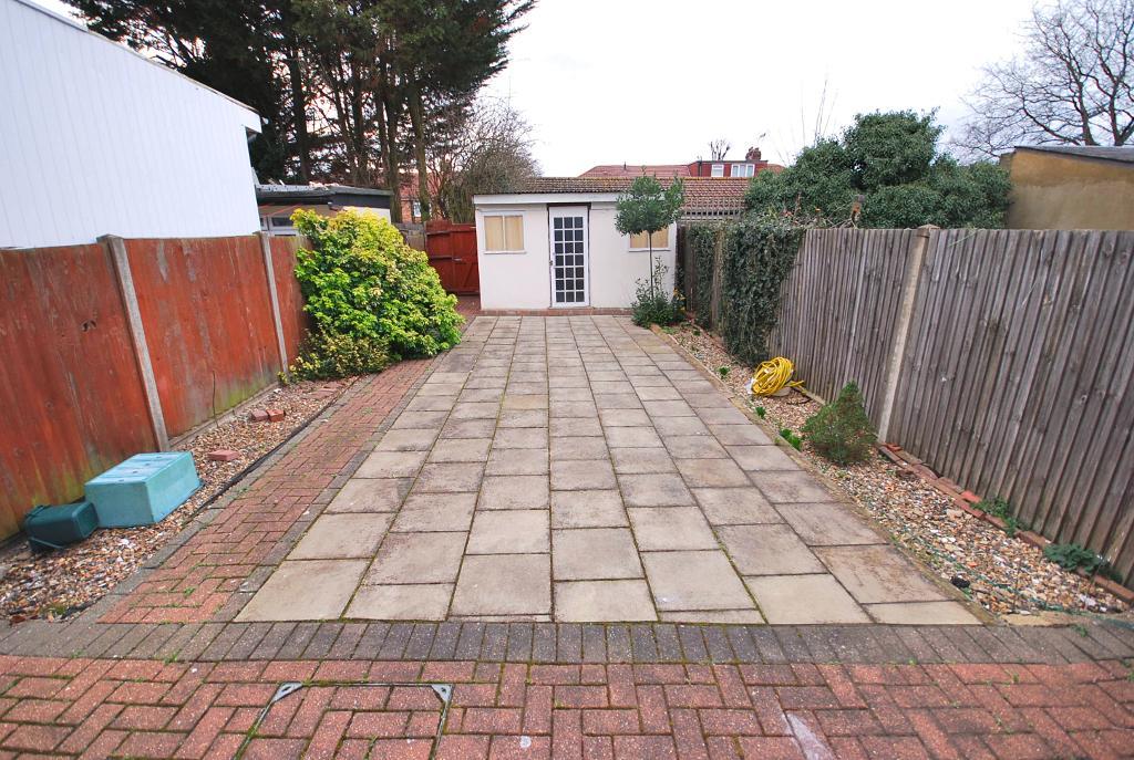 4 Bedroom MID TERRACED to Rent in PERIVALE, UB6 7DN