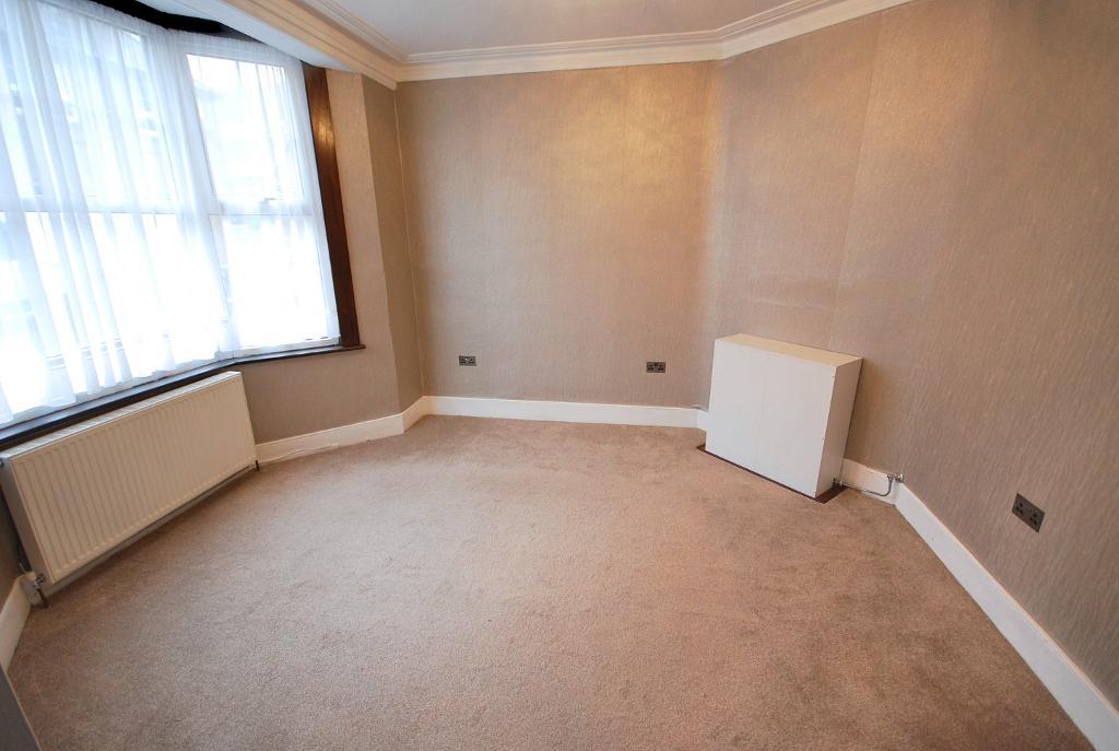 3 Bedroom MID TERRACED to Rent in LONDON, N12 8BT