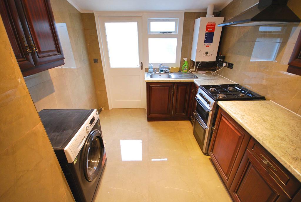 3 Bedroom MID TERRACED to Rent in LONDON, N12 8BT