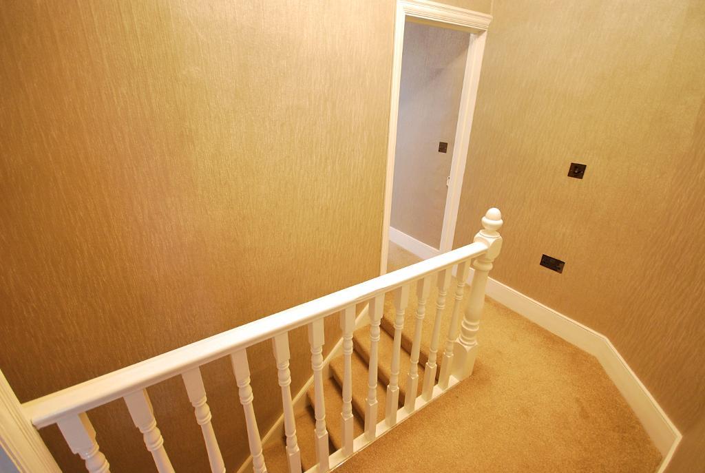 3 Bedroom MID TERRACED to Rent in LONDON, N12 8BT