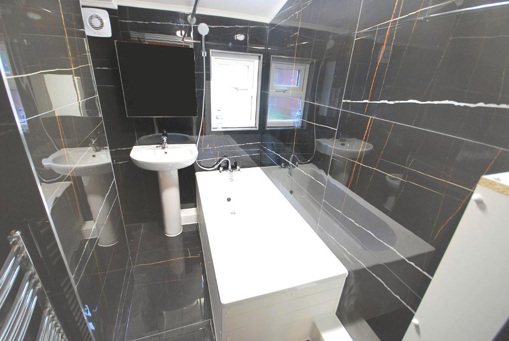 3 Bedroom MID TERRACED to Rent in LONDON, N12 8BT
