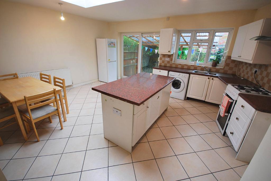 4 Bedroom SEMI DETACHED to Rent in WEMBLEY, HA9 6RQ