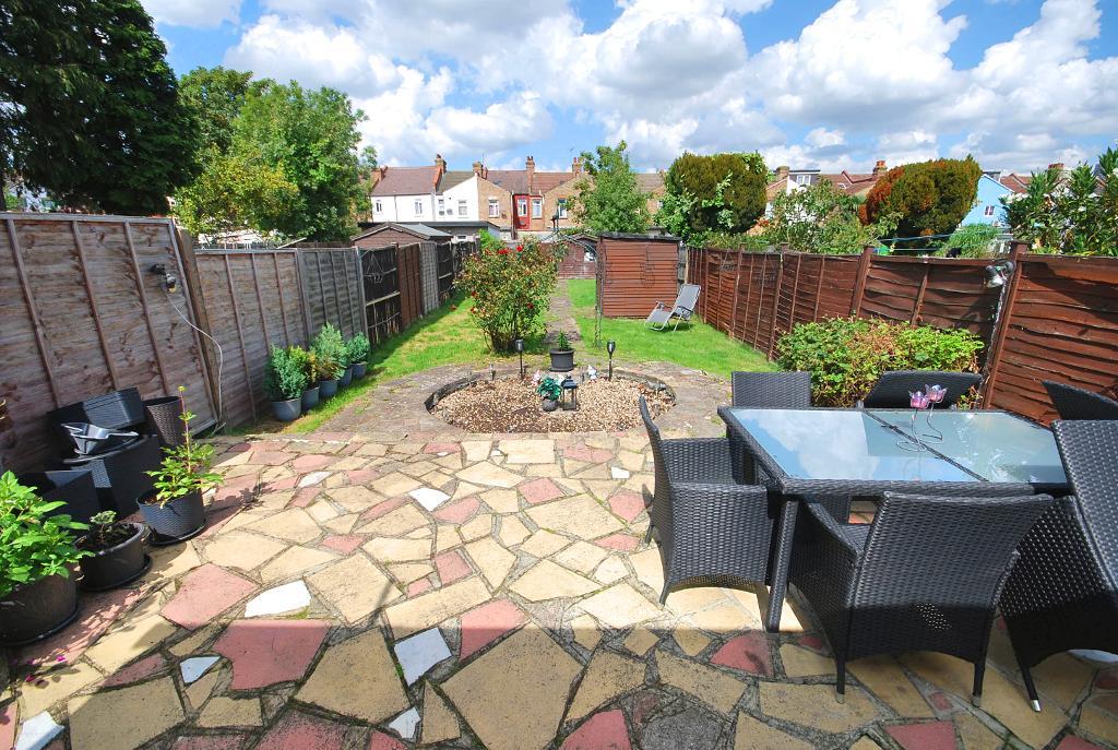 4 Bedroom SEMI DETACHED to Rent in WEMBLEY, HA0 4JH
