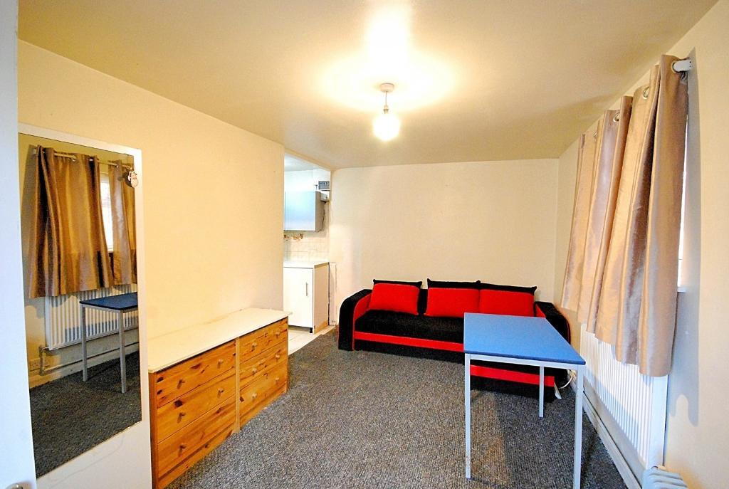 4 Bedroom SEMI DETACHED for Sale in PERIVALE, UB6 7PD