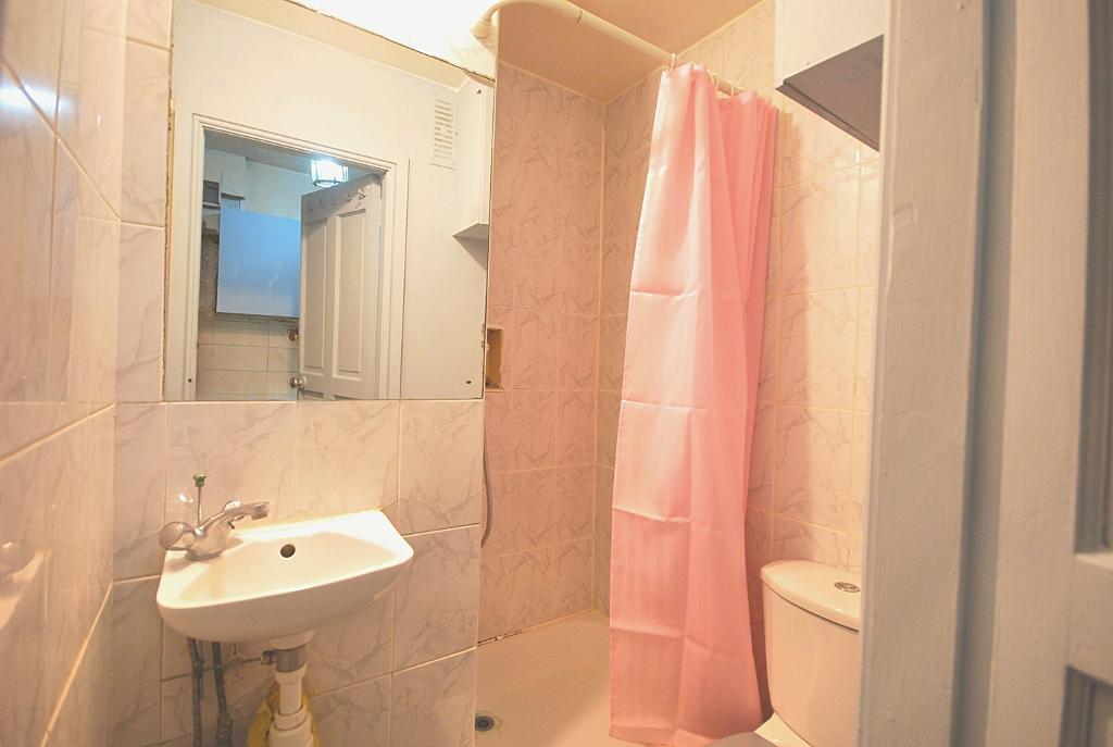 4 Bedroom SEMI DETACHED for Sale in PERIVALE, UB6 7PD