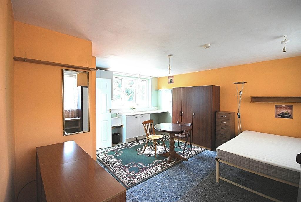 4 Bedroom SEMI DETACHED for Sale in PERIVALE, UB6 7PD