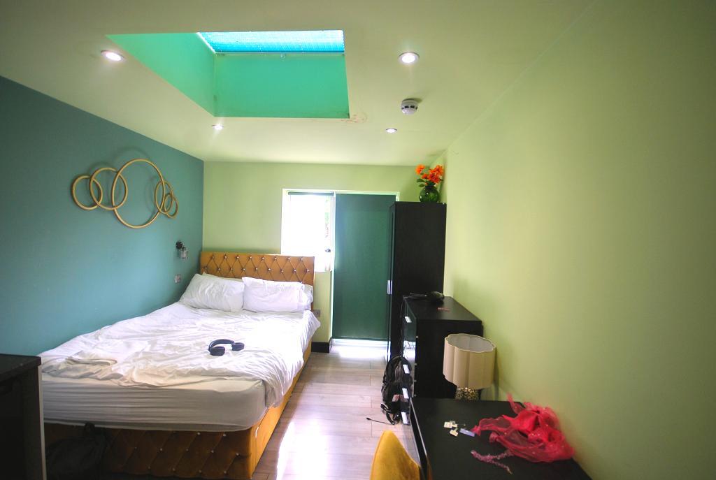 12 Bedroom SEMI DETACHED for Sale in HARROW, HA2 7LT