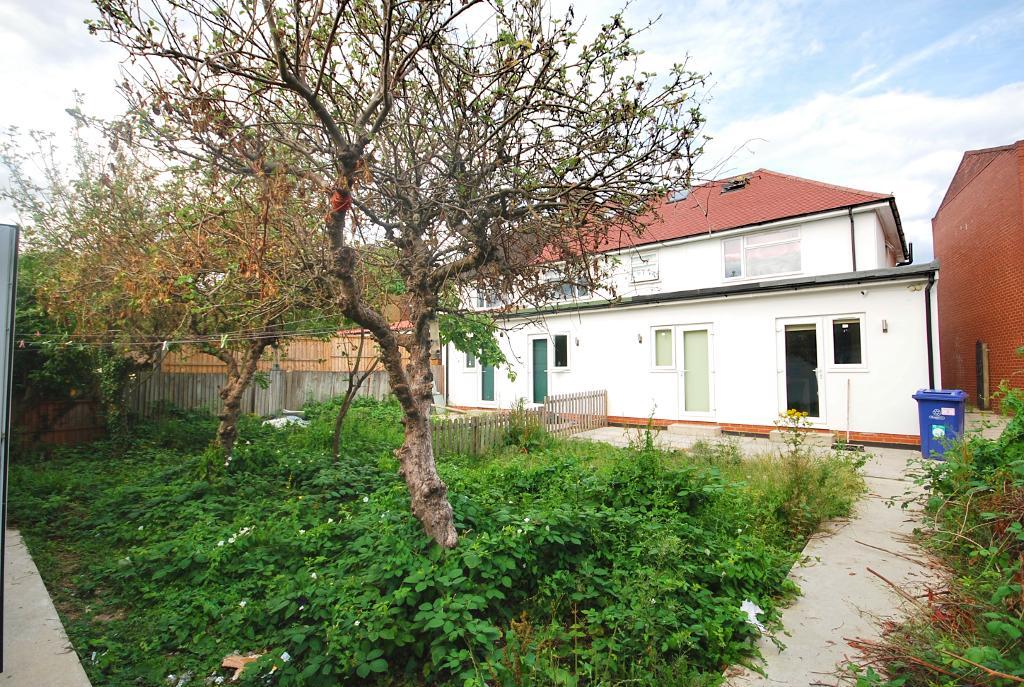 12 Bedroom SEMI DETACHED for Sale in HARROW, HA2 7LT