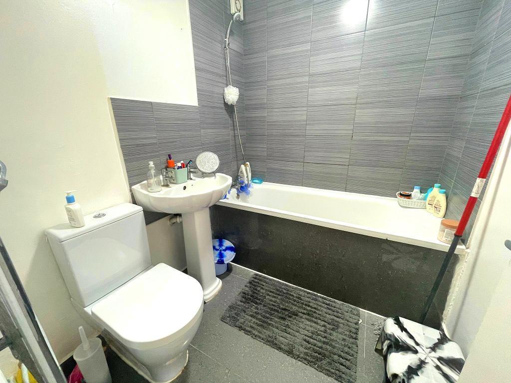 1 Bedroom FLAT to Rent in NORTHOLT, UB5 5UA