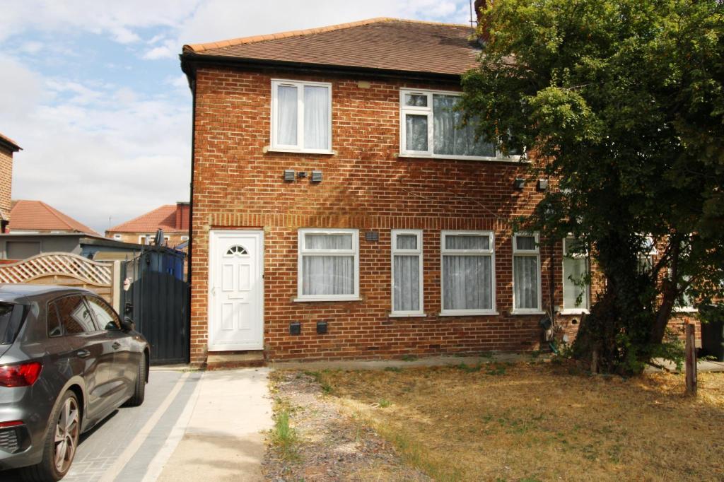 WELLAND GARDENS, WESTERN AVENUE, PERIVALE, UB6 8TA