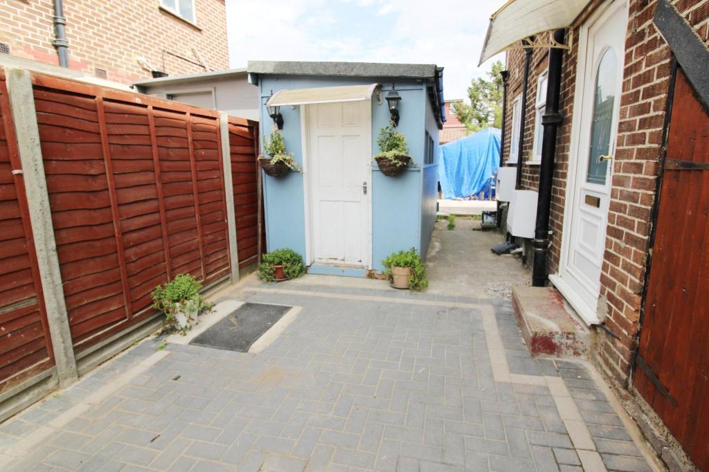 2 Bedroom MAISONETTE to Rent in PERIVALE, UB6 8TA