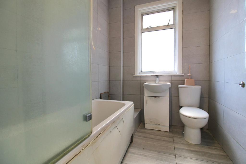 4 Bedroom MID TERRACED to Rent in WEMBLEY, HA0 4JX