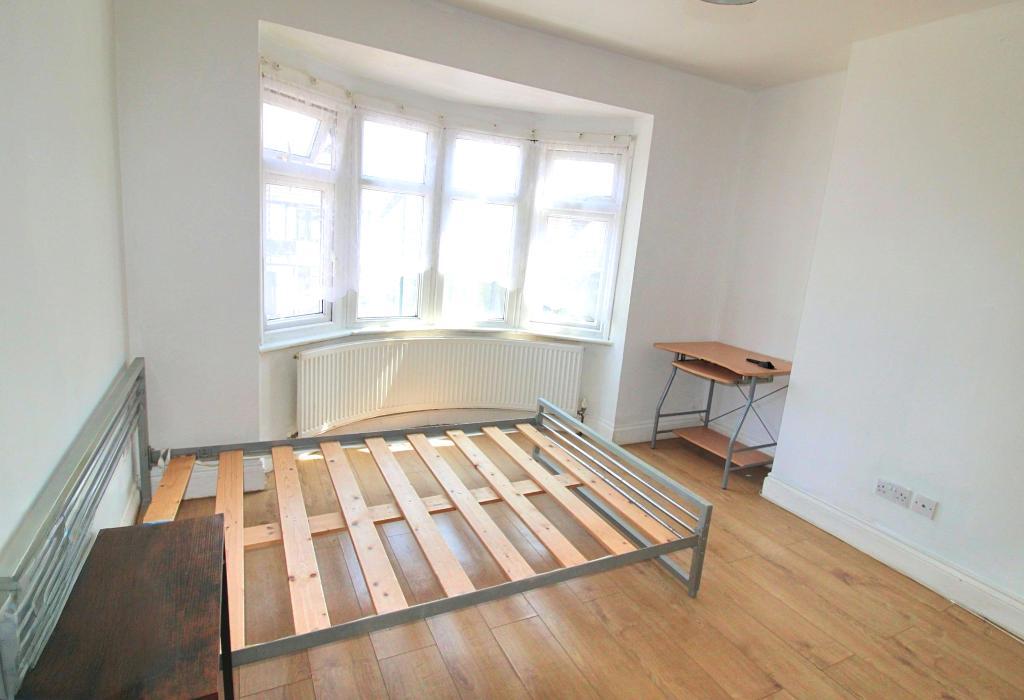 4 Bedroom HOUSE to Rent in WEMBLEY, HA0 4ET